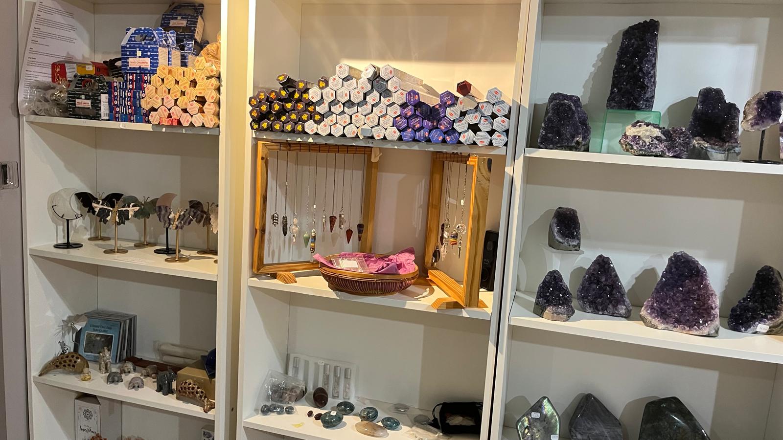 Am&eacute;thystes et labradorites en vitrine